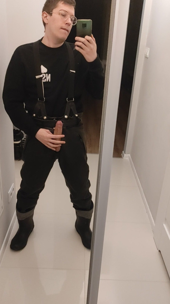 Gayfucker25: Bărbați homosexuali se fut. Sunt în cizme de cauciuc și pantaloni de...