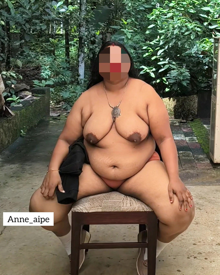 Anne Ipe: Gadis semok India dengan jaket hitam bugil di depan kamera