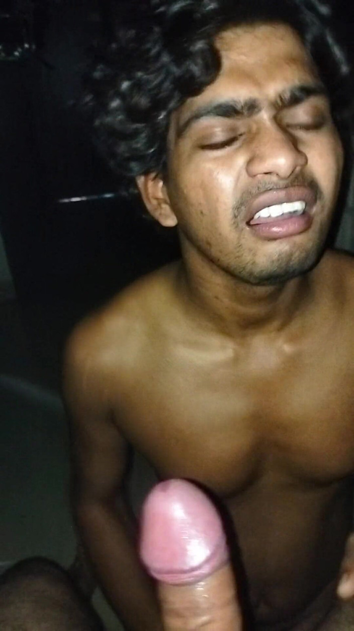 Sa123bh: Indický desi sexy muž Dick kouří hluboko v místnosti