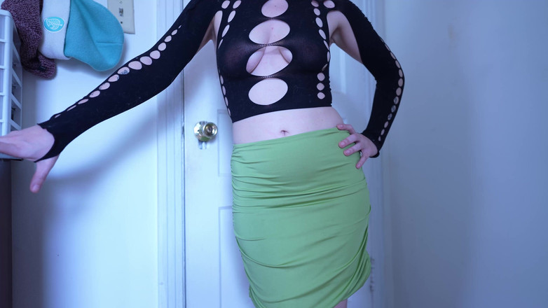 lilredvelvettt: 迷你裙试穿戴绿帽男