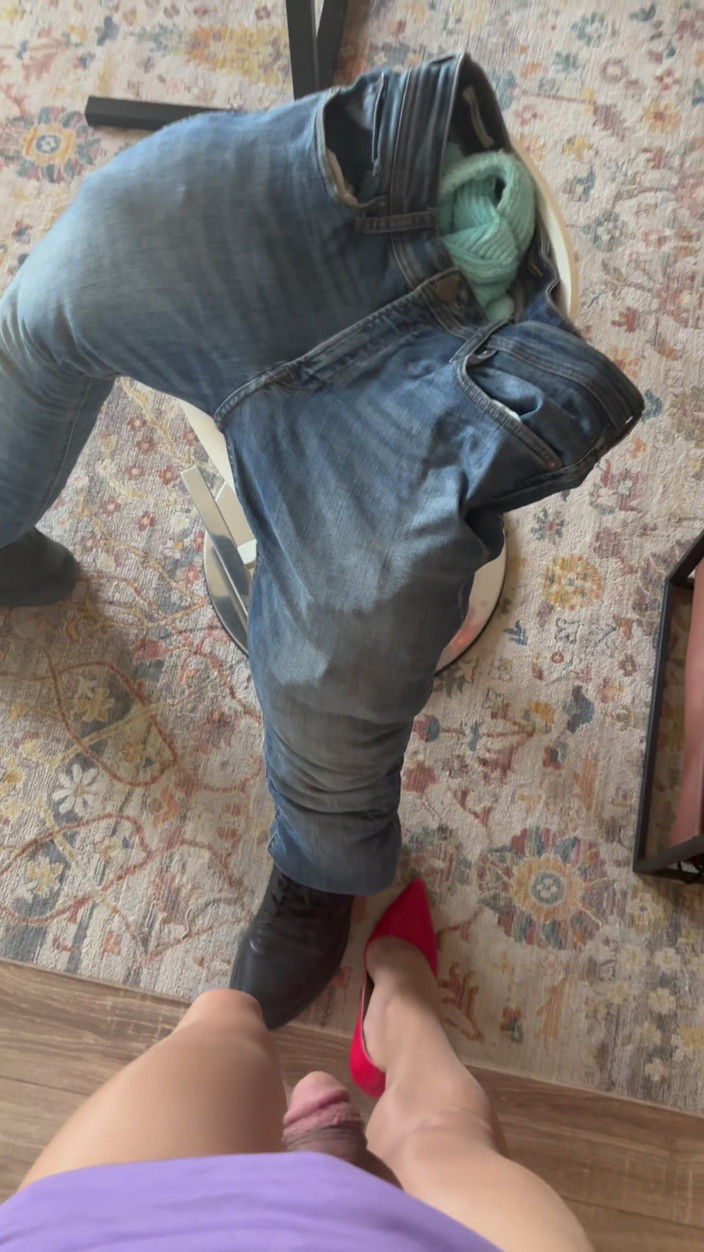 cd_aysemmm: Saya duduk di atas pangkuan orang asing di bar gay