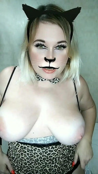 MILF Paffuta in Costume Da Gattina Grandi Tette