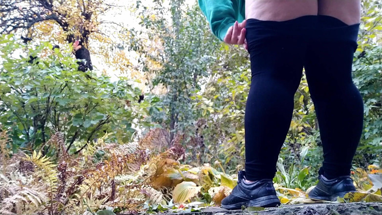 Elena: Curvy MILF pissing in the park outdoors