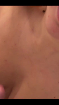 Adoro sentire gocce calde che spruzza sul mio petto