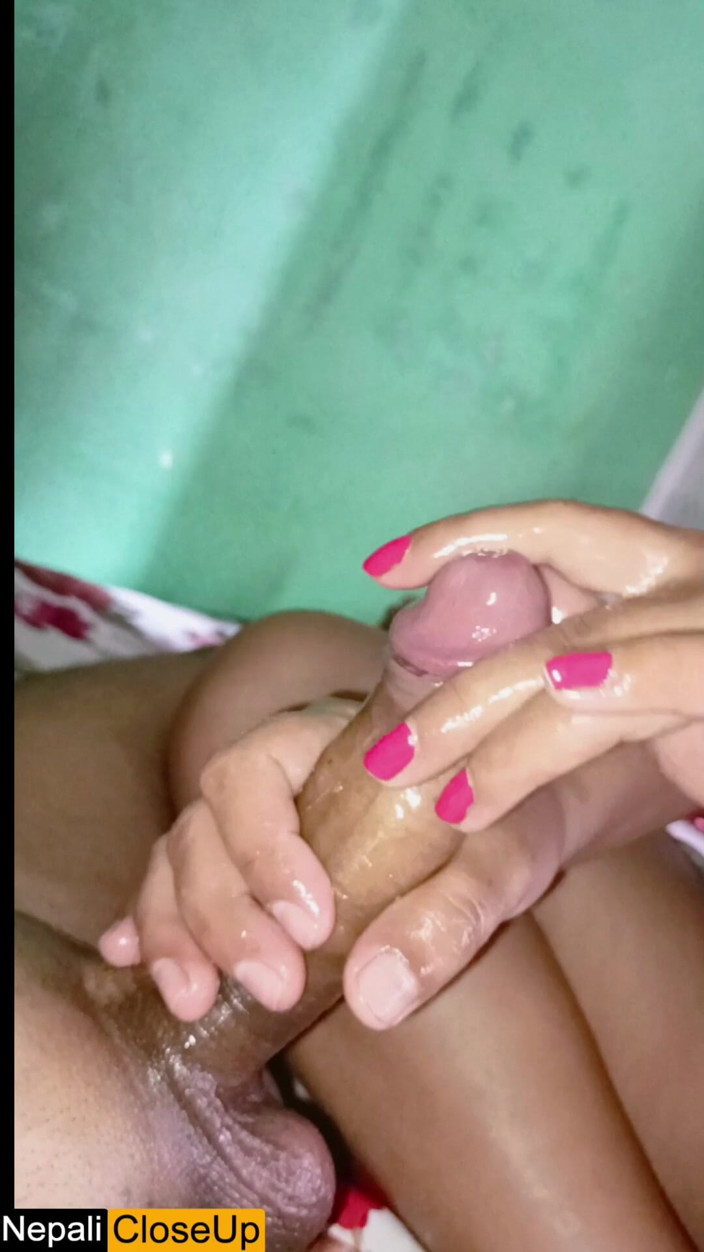Nepali Closeup: Hilane tanah bahut pasand h usse. Si Dia suka handjob