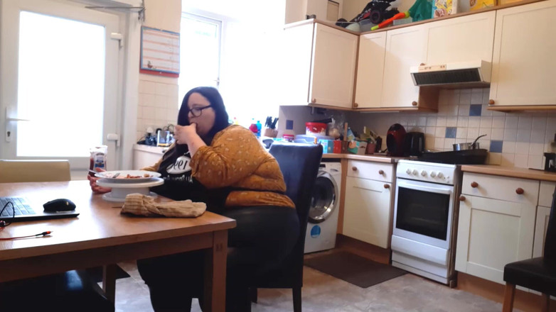 SSBBWLadyBrads: Donnona SSBBW mangia scena fanfiction maiala in un grembiule