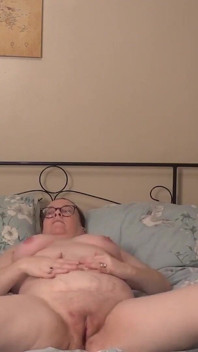 젖탱이와 면도한 보지를 보여주는 섹시한 리틀 블랙 레이스 란제리의 마누라