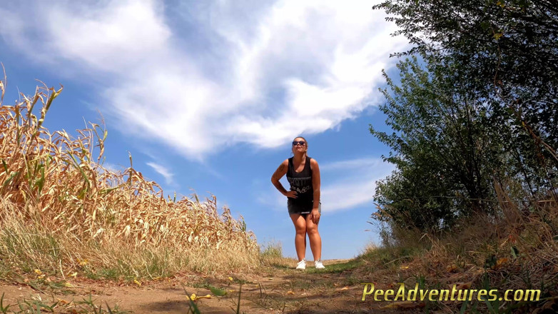 Pee Adventures: Gordinha morena faz xixi em uma estrada de terra no...