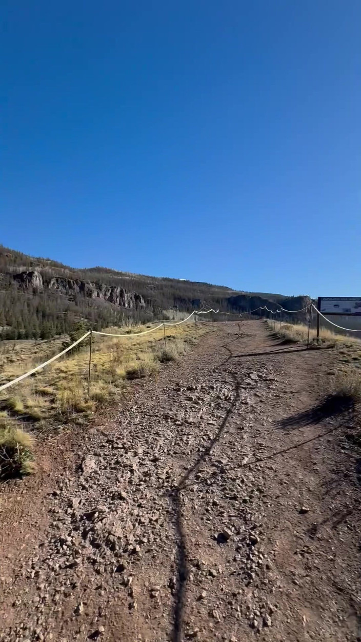 Dahlia Wolf: Fetish kaki penyeberangan jembatan luar ruangan