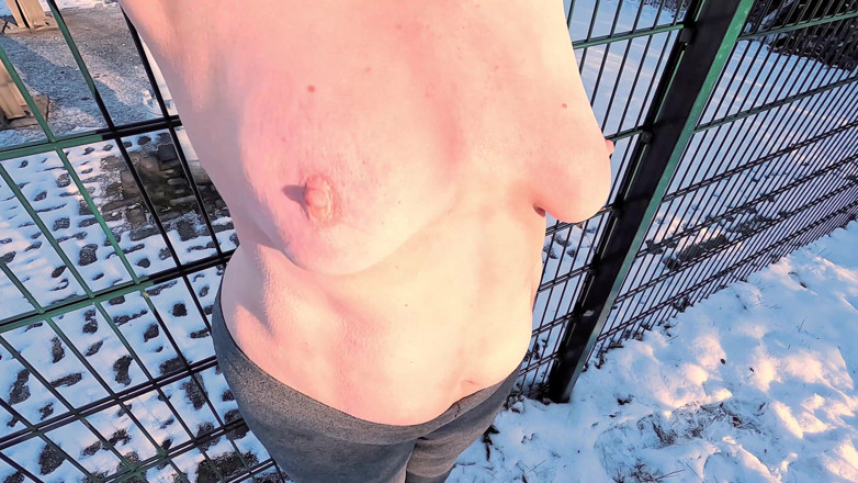 Bouncy Tits Action: Büyük memeli kız smow'da çıplak memelerini sikiyor