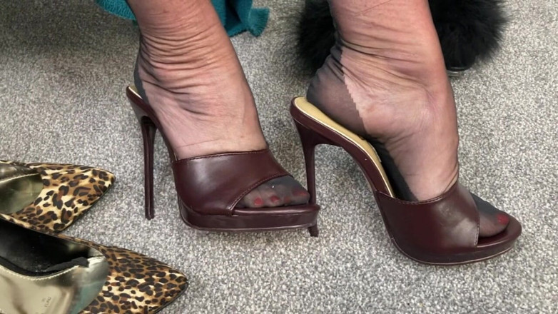 Mr MF: Mrs Mature Feet Wearing Her Original Harmony Points and Doing...