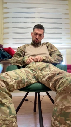 Бывшая военная дрочит и играет с карманной киской