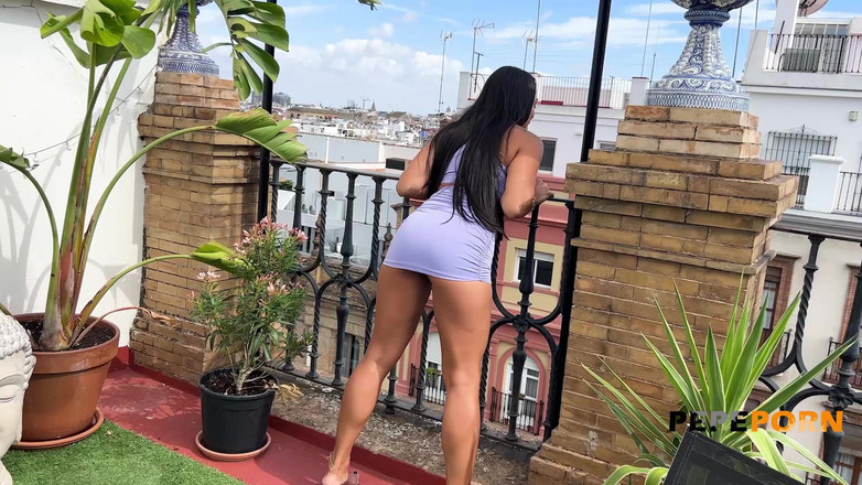 PepePorn: 이 나이 든 아빠와 함께하는 놀라운 옥상 장면을 겪는 Kim Hot!