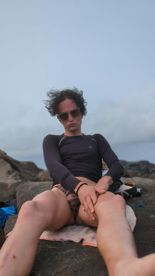 Sisssyl: Бритая киска сисси на улице