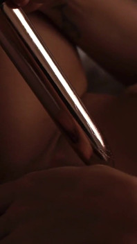 Aku mengambil dildo dan aku cum di depanmu