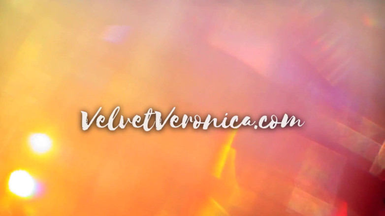 VelvetVeronica: Sie fickt statt seines schwanzes einen gesichtsdildo und lässt ihn...
