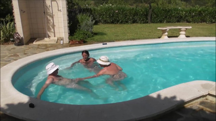 Camilla Creampie: Trío en la piscina con mamada bajo el agua