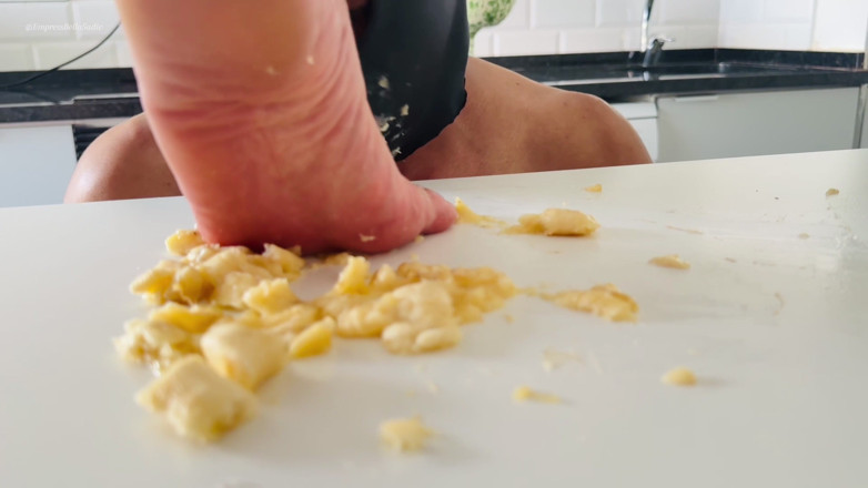 Empress Bella Sadic: Banana Crush și venerare absolută a Picioarelor Mele, amestecul de picioare...