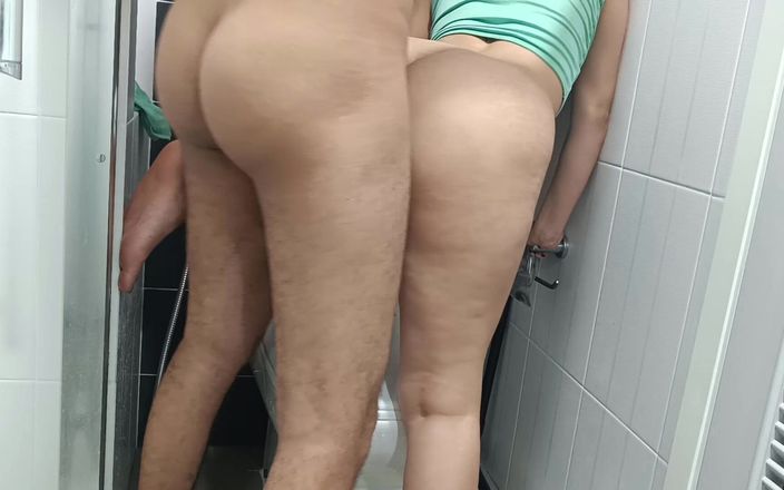 Indo Sex Studio: Làm tình trong phòng tắm với bạn của mẹ kế...