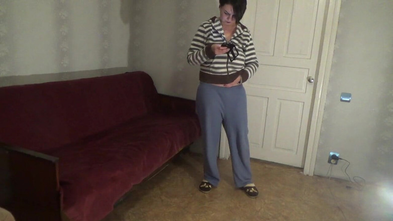 Sexy Milf: Kate tidak suka berkencing di tandas!