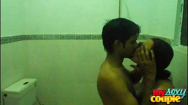 Desi Couple Sunny & Sonia: Desi Couple Making Love While Taking Early Morning Shower