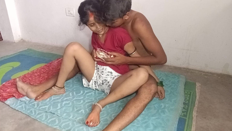 Rinki559: Indiana em shorts vermelhos e calças brancas fodidas