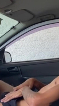 Maigre Se Branlant Et Éjaculant À L’intérieur De La Voiture
