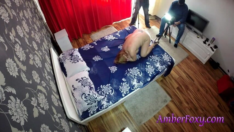 Amber Foxy: Đằng sau cảnh máy bay bà già móc cua sâu...