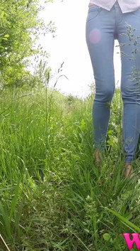 Diana Kencing Di Rumput Di Dalam Hutan Dan Kemudian Dia Berpakaian Menarik Seluar Jeans Ketatnya
