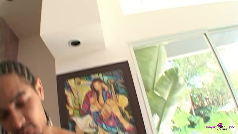 Naughty Black Girls: Ця сука навіть отримує ці члени в її дупу, і вона стала повією.