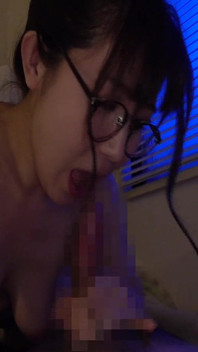 Blowjob-unterricht spät in der nacht von einer unerfahrenen stiefschwester