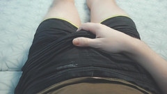 Pasha: Masturbace v kraťasech – velké zaschlé skvrny spermatu po celém těle