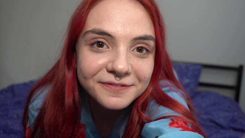 LoveHomePorn: Impresionante pelirroja se desnuda y juega con ella