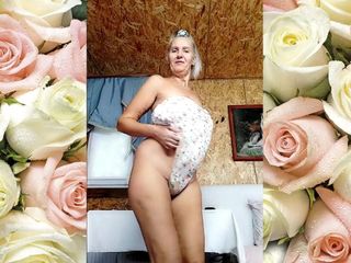 Lukerya: Heißer nackter körper einer fröhlichen alten dame