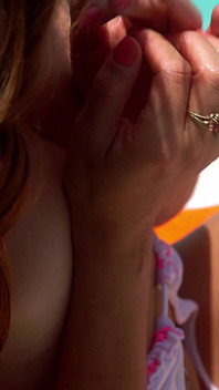 Dani放松她的继父