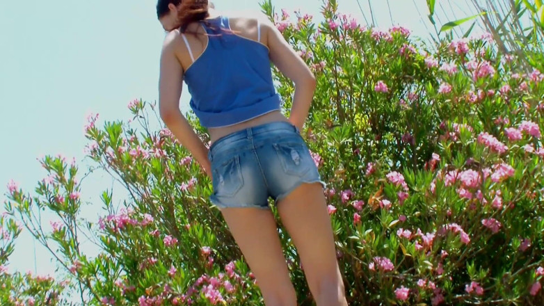 Spaingirl Natalie: Pipì sul fiume