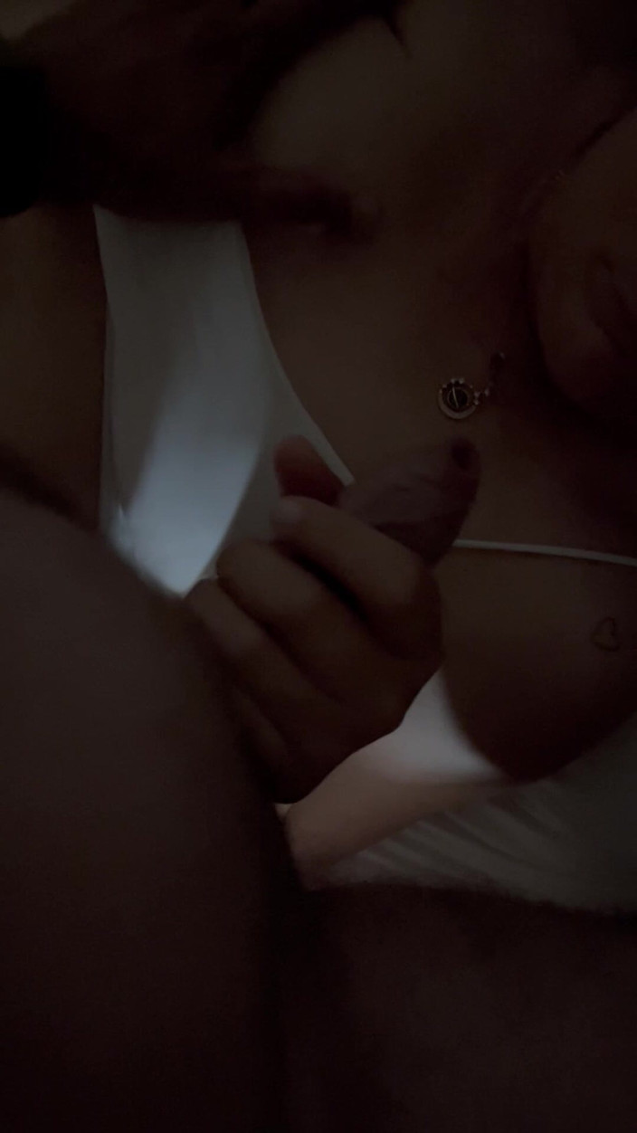 Pleasure couple: Мастурбирует и сосет