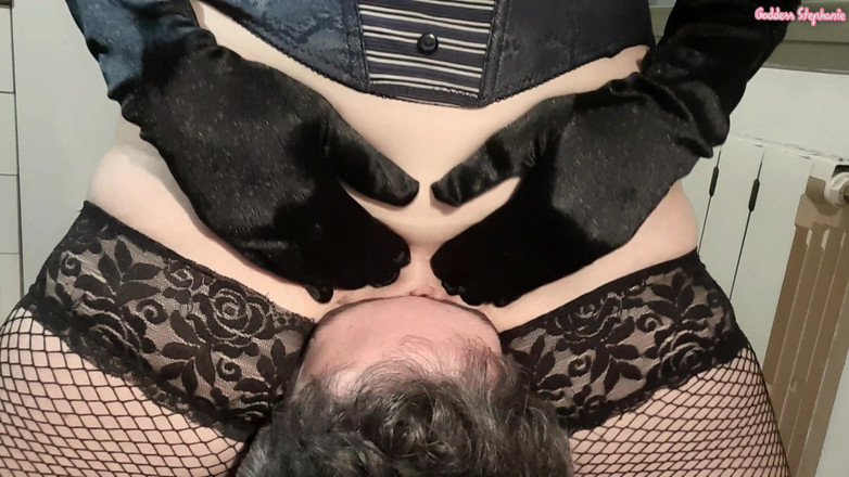 goddess82: Meu escravo é deixado ofegante por ar enquanto eu fodo seu...