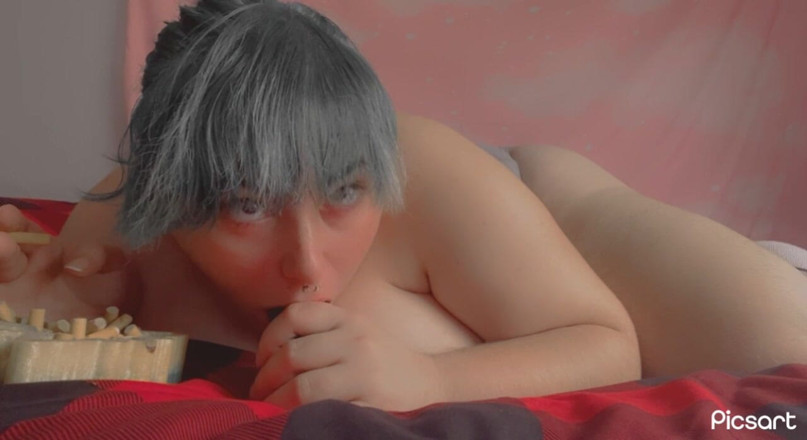 Mushroombitchx: Üstsüz sigara sakso