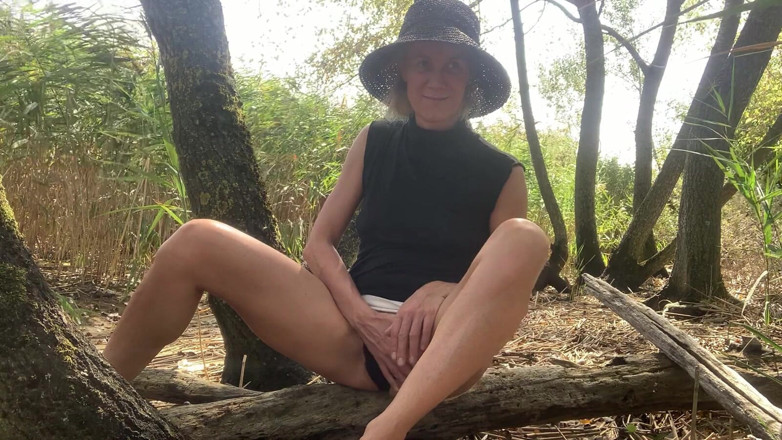 Lolacam: Brüste und Muschi im Wald zu sehen