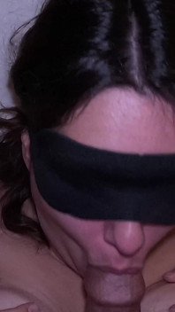 Vidéo maison amateur les yeux bandés, éjaculation et avalage