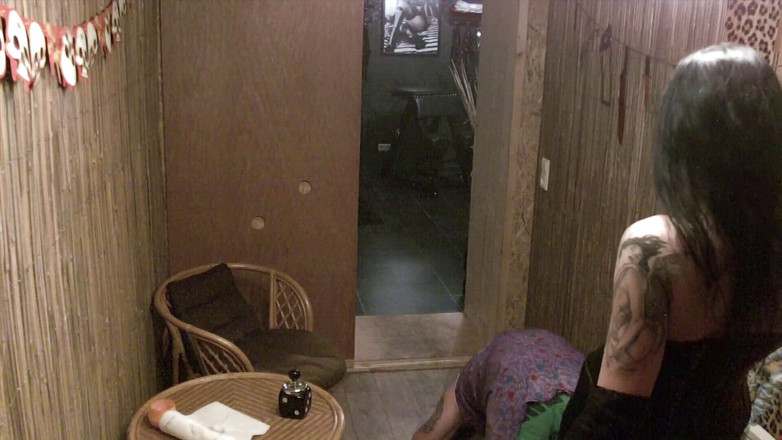 Domina Lady Vampira - SM Studio Femdom Empire: Von der herrin mit den Lederhandschuhen beobachtet und bestraft