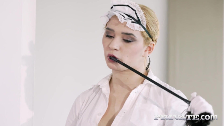 Private.com: 메이드 유니폼을 입고 놀라보는 섹시한 십대 Mia Navarro