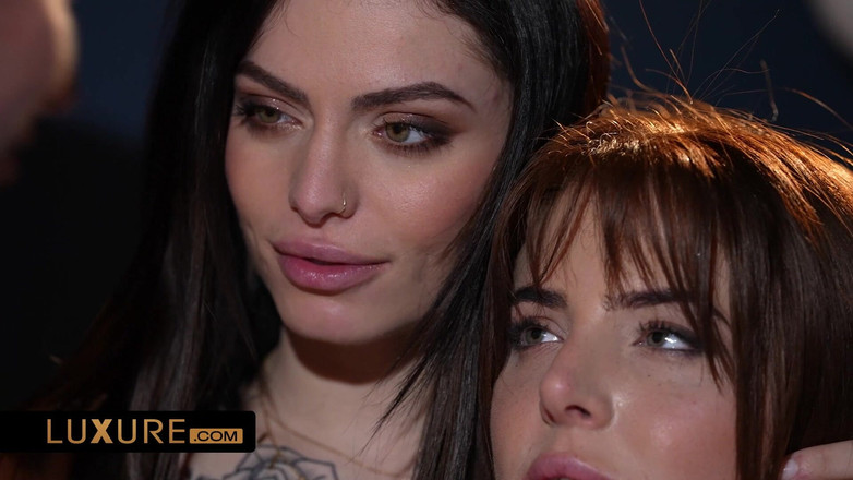 Luxure: Clara Mia ve Lumi Ray ile gözleri bağlı üçlü seks