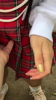 ยามรักษาความปลอดภัยจับสาวเงียนในทุ่งข้าวโพด แล้วให้เธอดูดควยเป็นค่าปรับทันที