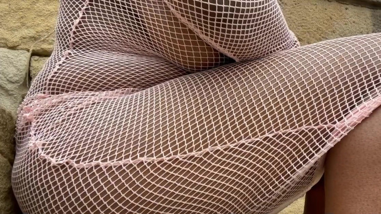 Super sexy ebony cuties: Mergând în jurul în rochie plasă futându-mi pizda pe scara publică