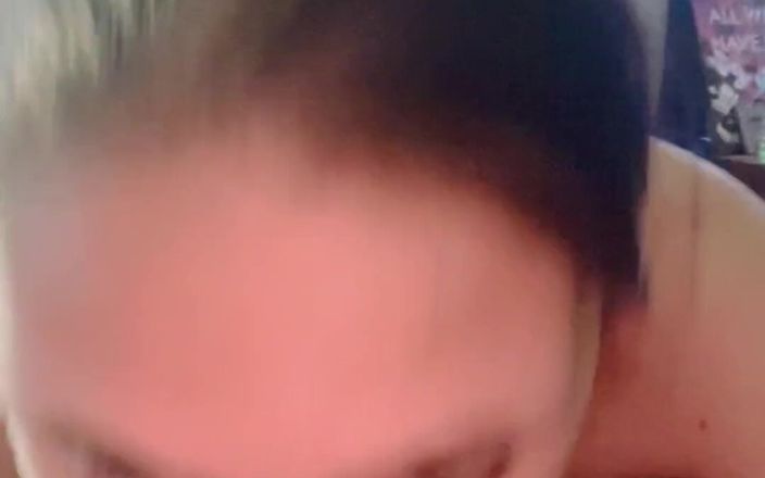 LuluLemons000: Une femme mariée sexy suce une bite d’un inconnu
