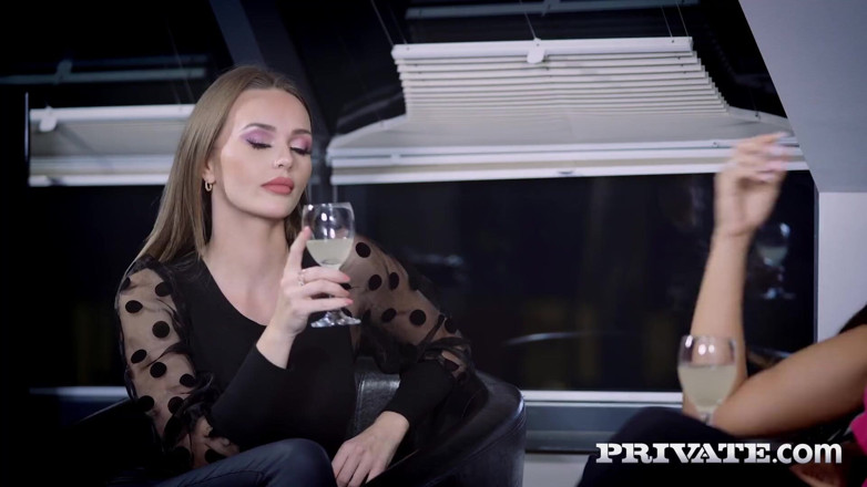 PrivateBlack: Sensual morena Lara Lee cavalga e brinca com um bbc