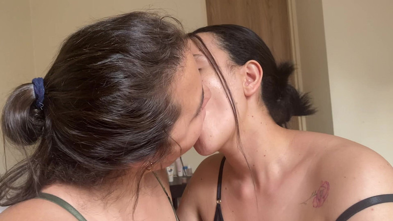 zoemelissa: Sıcak lezbiyenlerin derin ve ıslak öpücükleri