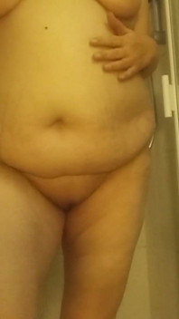 Aficionada BBW, 53 años, se ducha desnuda y orina al final - sin filtros y real